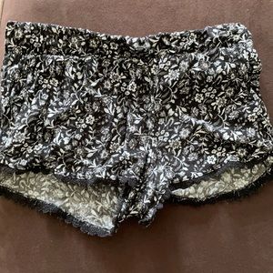 Floral shorts B&W